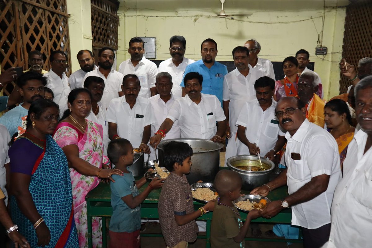 srinivasan_js's tweet photo. தமிழர் குலசாமி, மாண்புமிகு இதயதெய்வம் புரட்சி தலைவி #அம்மா அவர்களின் 78வது புனித பிறந்தநாளை முன்னிட்டு,

கழக பொதுச் செயலாளர், நாளைய தமிழகத்தின் நிரந்தர முதலமைச்சர், மாண்புமிகு சட்டமன்ற எதிர்கட்சித் தலைவர், புரட்சி தமிழர் டாக்டர் #எடப்பாடியார் அவர்களின் ஆணைப்படி 

திருச்சி - மேலப்புதூர், கெம்ஸ்டவுன் அன்னை இல்லத்தில் பயிலும் பிள்ளைகளுக்கு, அன்னதானம் வழங்கப்பட்டது.

இதில் கழக நிர்வாகிகள் பெருந்திரளாக பங்கேற்றனர் 

@EPSTamilNadu #அம்மா #amma #ADMK #EdappadiPalaniswami #trichy
