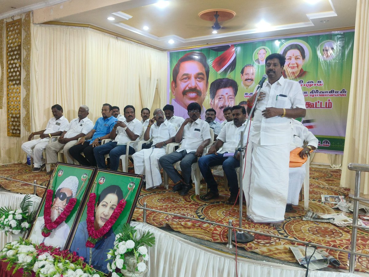 கழக பொதுச் செயலாளர், நாளைய தமிழகத்தின் நிரந்தர முதலமைச்சர், மாண்புமிகு சட்டமன்ற எதிர்கட்சித் தலைவர், புரட்சி தமிழர் டாக்டர் #எடப்பாடியார் அவர்களின் ஆணைப்படி 

திருச்சி மாநகர் மாவட்டம், கருமண்டபம் பகுதி கழக நிர்வாகிகள் ஆலோசனை கூட்டம் சிறப்பாக நடைபெற்றது,

இதில் கழக நிர்வாகிகள்