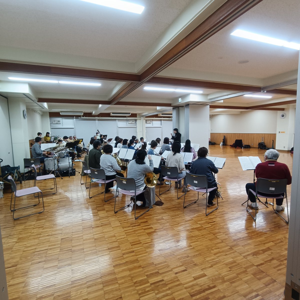 yokkaichi_bunka's tweet photo. 🎵久しぶりの人のための吹奏楽講座🎵
春の発表会公演に向け
吹奏楽の名曲やポップスを猛練習🎼

日時：3月20日(金・祝)14:00開演
場所：三浜文化会館ロビー特設ステージ
全席自由 入場無料(申込不要）
指揮・指導：柴田 祥

#四日市市文化会館
#三浜文化会館
#久しぶりの人のための吹奏楽講座
#柴田祥 https://t.co/g0eXd2CuTZ