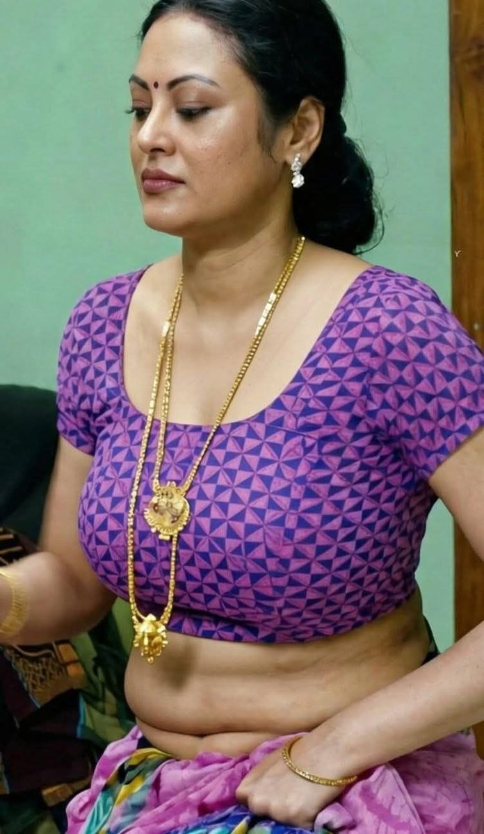 Cousin : Semma de apadiae ungomma mathiri ae iruka de ava saree kattunathum... Evolo naal aasa avala podanum nu... Paal maadu📷

Pottachi me : Dei mama seekiram mudichidu da, Kovil la irunthu amma seekiram vanthuduva da...