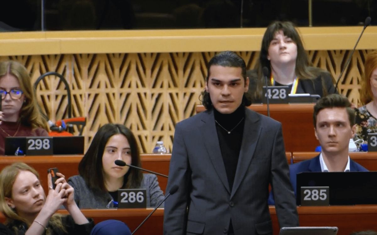 ⚖️ Gençlik ve LGBTİ+ hakları savunucusu Enes Hocaoğulları, bugün hakim karşısına çıkıyor.

👉 Hocaoğulları’nın bianet’e yazdığı yazıdan: “Ben soluklanırken kimlerin çilemeye gönlü var?” 

bianet.org/yazi/bir-genc-…