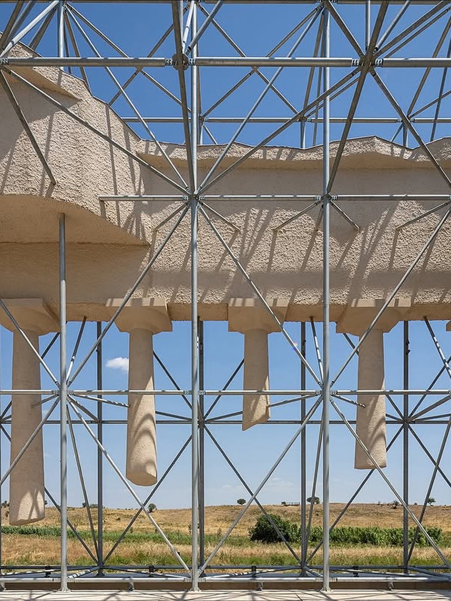 gomezdetejada's tweet photo. "Ruina Reversa", instalación permanente que relee el templo Dionisio de la antigua Heracleia (433–432 a. C.).

Situada en el yacimiento arqueológico de Policoro, en Basilicata, y diseñada por el colectivo Gijs Van Vaerenbergh. https://t.co/cch1WH1AiE