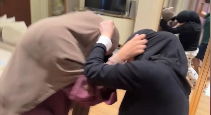 siang2 gini dibikin ngakak nonton drama keluarga Jaidi,
 
sekeluarga mau2nya nurutin Fadil buat akting kayak gitu 😂