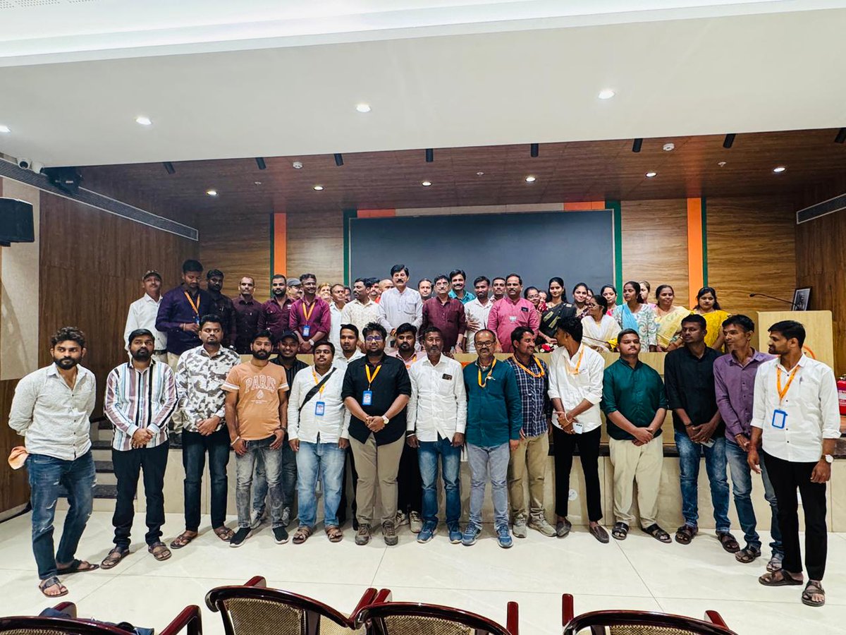 KishorShitole8's tweet image. भारतीय जनता पक्षाच्या विभागीय कार्यालयात अनुलोम संस्थेच्या पदाधिकारी व कार्यकर्त्यांनी महानगरपालिका निवडणुकीत पक्षाच्या प्रचारासाठी अहोरात्र परिश्रम करुन भारतीय जनता पार्टीला दैदीप्यमान यश मिळवून दिले.या यशात अनुलोम संस्थेचाही सिंहाचा वाटा राहिला.

#BJPLeader #KishoreShitole