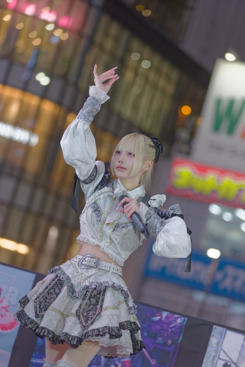 ヨドバシ梅田に金髪の可愛い子いた