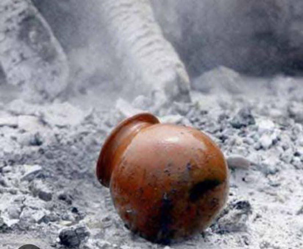 పుణేలోని ఒక పెద్ద శ్మశానవాటికలో మధ్యాహ్నం 3:00 అయ్యింది.

అమెరికాలోని ఒక ప్రముఖ సాఫ్ట్‌వేర్ కంపెనీలో వైస్ ప్రెసిడెంట్‌గా పనిచేస్తున్న రోహన్ (35), ఫ్లైట్‌ దిగిన వెంటనే నేరుగా శ్మశానానికి వచ్చాడు.

అతని తండ్రి సదాశివరావు (75) గత రాత్రి మరణించారు.

రోహన్ చేతిలో ఖరీదైన ల్యాప్‌టాప్