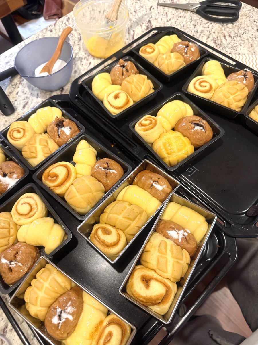 himahima_chan's tweet photo. 卒業前にクラスみんなに配った欲張りちぎりパン🎀🥖
寝不足過ぎて次の日の授業眠かったつ https://t.co/KlwI8ijMlu