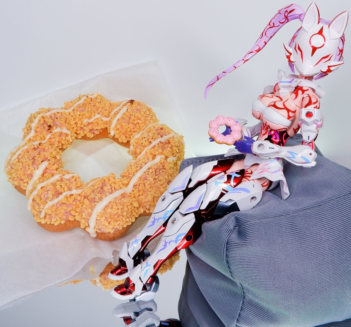 「いただきます！！！🦊」
ポン・デ・ゴールデンストロベリー 食べる！！  
ネットオーダーで買えるんですねー
他のファンシードーナツも注文できるようになって欲しい！

#ミスタードーナツ #ミスド
#メガミデバイス 朱羅 九尾