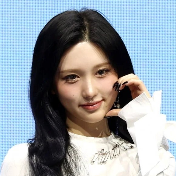 tenasia_'s tweet photo. Black-haired #GaEul? Visuals on POINT. ✨ #REVIVE_PLUS #MediaShowcase 

https://t.co/p4n8ROlMLt (📸) https://t.co/j3SdjiEcpj