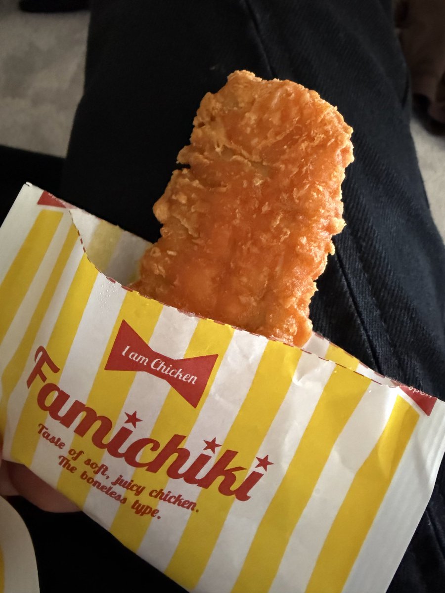 今日も買ってきてくれた🍗✨
なんと、ファミチキと思ったらチーズクリスピーという👀♪ バリエーションをつけてくれてthank U☆笑

#ブレイブブラザーズ
#田中佑生大
#今日も宜しく