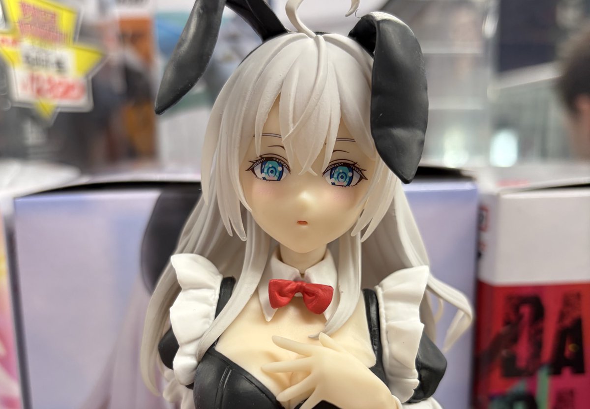 本館2Fのショーケースにて、莉波、アーリャ、オカルンのプライズ