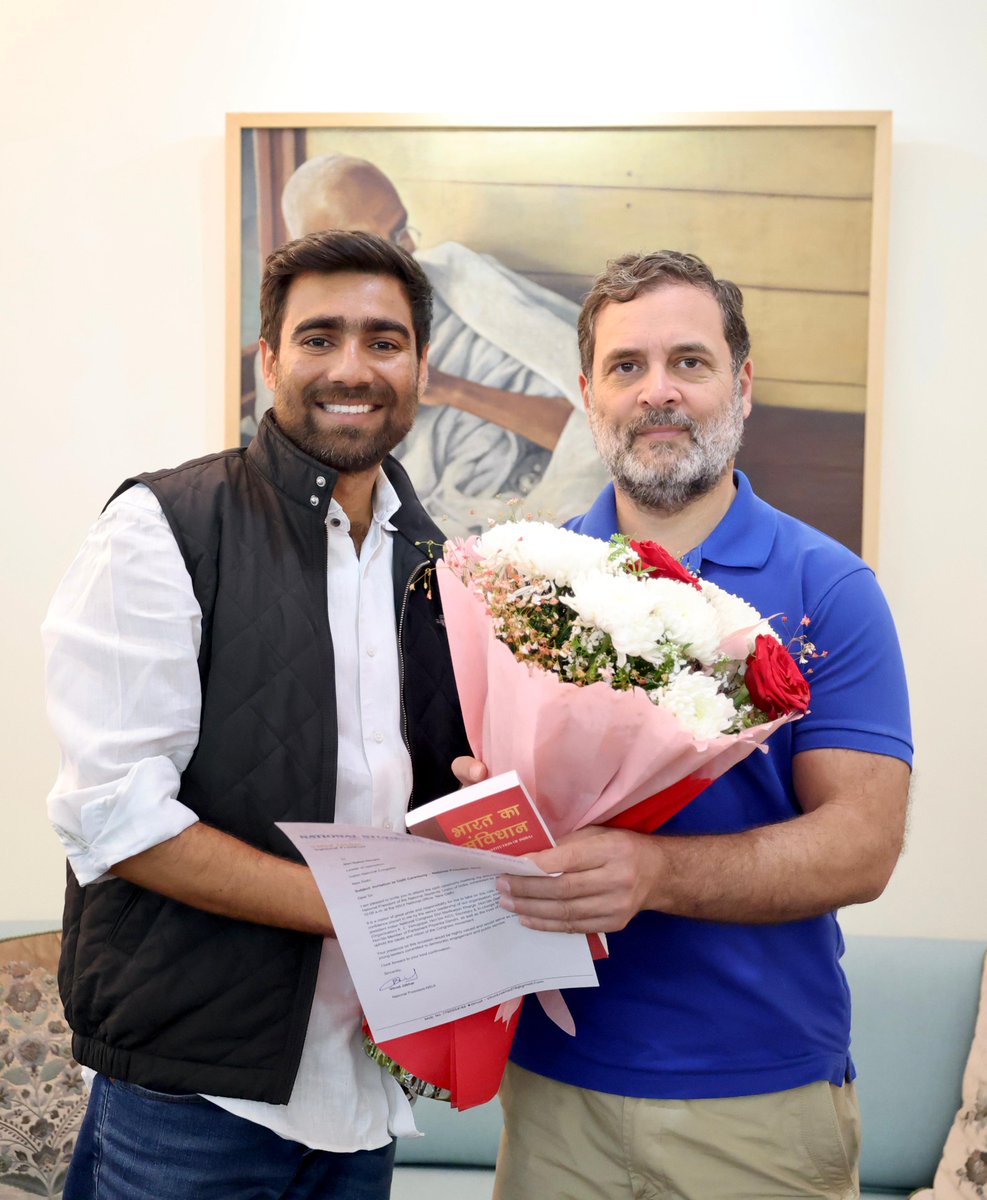 VinodJakharIN's tweet photo. एनएसयूआई राष्ट्रीय अध्यक्ष की महत्वपूर्ण ज़िम्मेदारी सौंपे जाने के उपरांत देश के युवाओं के प्रेरणास्रोत, लोकसभा नेता प्रतिपक्ष आदरणीय राहुल गांधी जी से शिष्टाचार भेंट कर उनका हार्दिक आभार व्यक्त किया। आगामी 28 फरवरी 2026 को आयोजित होने वाले "पदभार ग्रहण समारोह" में सादर आमंत्रित किया।

एक साधारण कार्यकर्ता पर विश्वास जताते हुए आपने जो यह ऐतिहासिक दायित्व सौंपा है, वह मेरे लिए केवल एक पद नहीं, बल्कि संगठन की गौरवशाली विचारधारा, लोकतांत्रिक मूल्यों और जनसेवा की परंपरा को आगे बढ़ाने का संकल्प है। यह जिम्मेदारी मेरे लिए युवाओं की आवाज़ को मजबूती देने, छात्रहित और सामाजिक न्याय के मुद्दों को प्राथमिकता से उठाने तथा संगठन को नई ऊर्जा और दिशा देने का अवसर है।

आपके मार्गदर्शन, दूरदर्शी नेतृत्व और संघर्षशील विचारधारा से प्रेरणा लेते हुए मैं पूर्ण निष्ठा, ईमानदारी और समर्पण के साथ एनएसयूआई को सशक्त बनाने, देश के युवाओं को संगठित करने और उनके अधिकारों की रक्षा के लिए निरंतर कार्य करता रहूँगा।

आपके विश्वास, स्नेह और इस अमूल्य अवसर के लिए मैं हृदय की गहराइयों से कृतज्ञ हूँ। यह विश्वास मेरे लिए प्रेरणा भी है और संकल्प भी कि संगठन के प्रत्येक कार्यकर्ता के साथ मिलकर हम देश के युवाओं के सपनों को साकार करने की दिशा में निरंतर अग्रसर रहेंगे।

एक बार पुनः आपका हार्दिक धन्यवाद।
@RahulGandhi @INCIndia