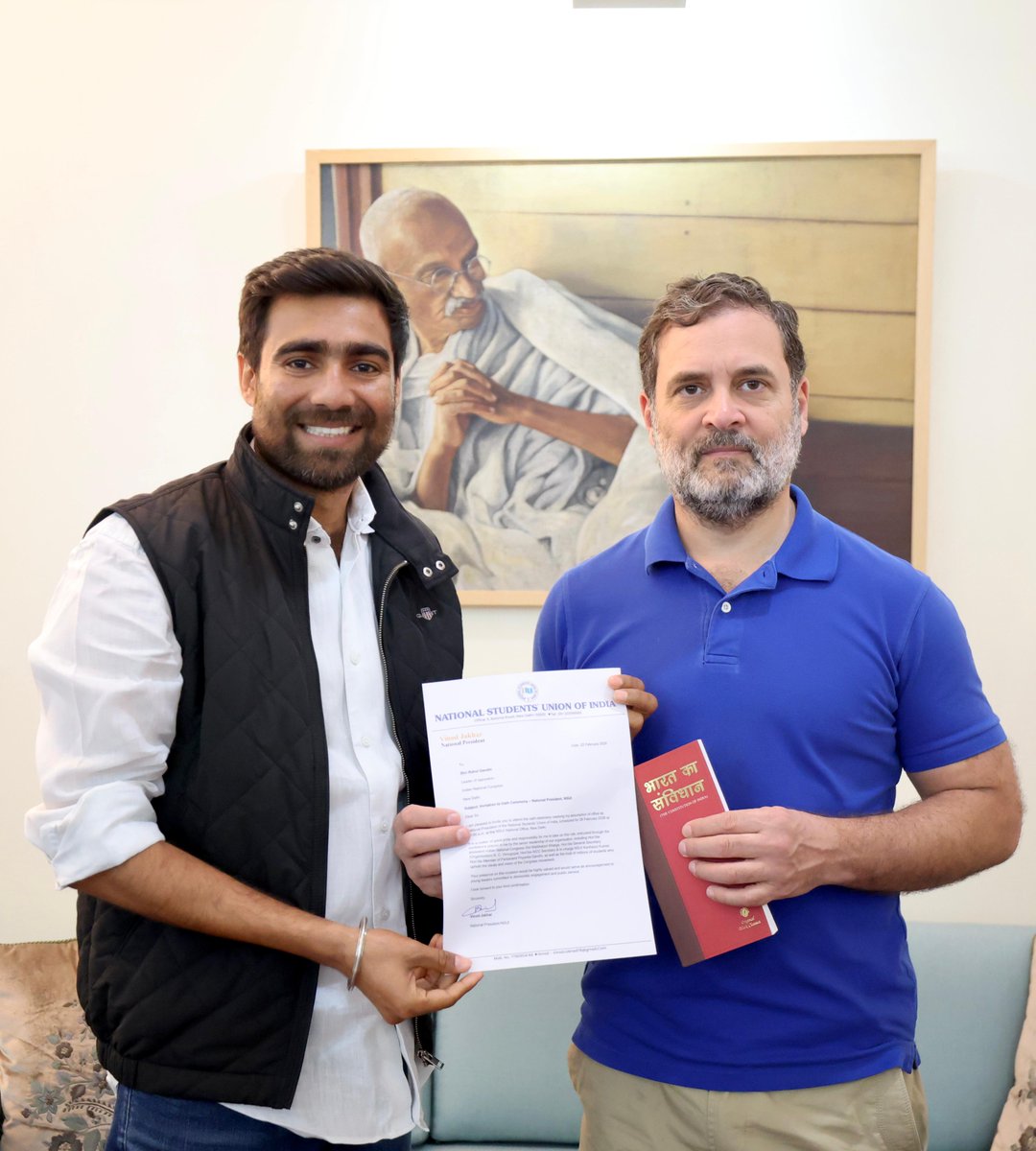 VinodJakharIN's tweet photo. एनएसयूआई राष्ट्रीय अध्यक्ष की महत्वपूर्ण ज़िम्मेदारी सौंपे जाने के उपरांत देश के युवाओं के प्रेरणास्रोत, लोकसभा नेता प्रतिपक्ष आदरणीय राहुल गांधी जी से शिष्टाचार भेंट कर उनका हार्दिक आभार व्यक्त किया। आगामी 28 फरवरी 2026 को आयोजित होने वाले "पदभार ग्रहण समारोह" में सादर आमंत्रित किया।

एक साधारण कार्यकर्ता पर विश्वास जताते हुए आपने जो यह ऐतिहासिक दायित्व सौंपा है, वह मेरे लिए केवल एक पद नहीं, बल्कि संगठन की गौरवशाली विचारधारा, लोकतांत्रिक मूल्यों और जनसेवा की परंपरा को आगे बढ़ाने का संकल्प है। यह जिम्मेदारी मेरे लिए युवाओं की आवाज़ को मजबूती देने, छात्रहित और सामाजिक न्याय के मुद्दों को प्राथमिकता से उठाने तथा संगठन को नई ऊर्जा और दिशा देने का अवसर है।

आपके मार्गदर्शन, दूरदर्शी नेतृत्व और संघर्षशील विचारधारा से प्रेरणा लेते हुए मैं पूर्ण निष्ठा, ईमानदारी और समर्पण के साथ एनएसयूआई को सशक्त बनाने, देश के युवाओं को संगठित करने और उनके अधिकारों की रक्षा के लिए निरंतर कार्य करता रहूँगा।

आपके विश्वास, स्नेह और इस अमूल्य अवसर के लिए मैं हृदय की गहराइयों से कृतज्ञ हूँ। यह विश्वास मेरे लिए प्रेरणा भी है और संकल्प भी कि संगठन के प्रत्येक कार्यकर्ता के साथ मिलकर हम देश के युवाओं के सपनों को साकार करने की दिशा में निरंतर अग्रसर रहेंगे।

एक बार पुनः आपका हार्दिक धन्यवाद।
@RahulGandhi @INCIndia