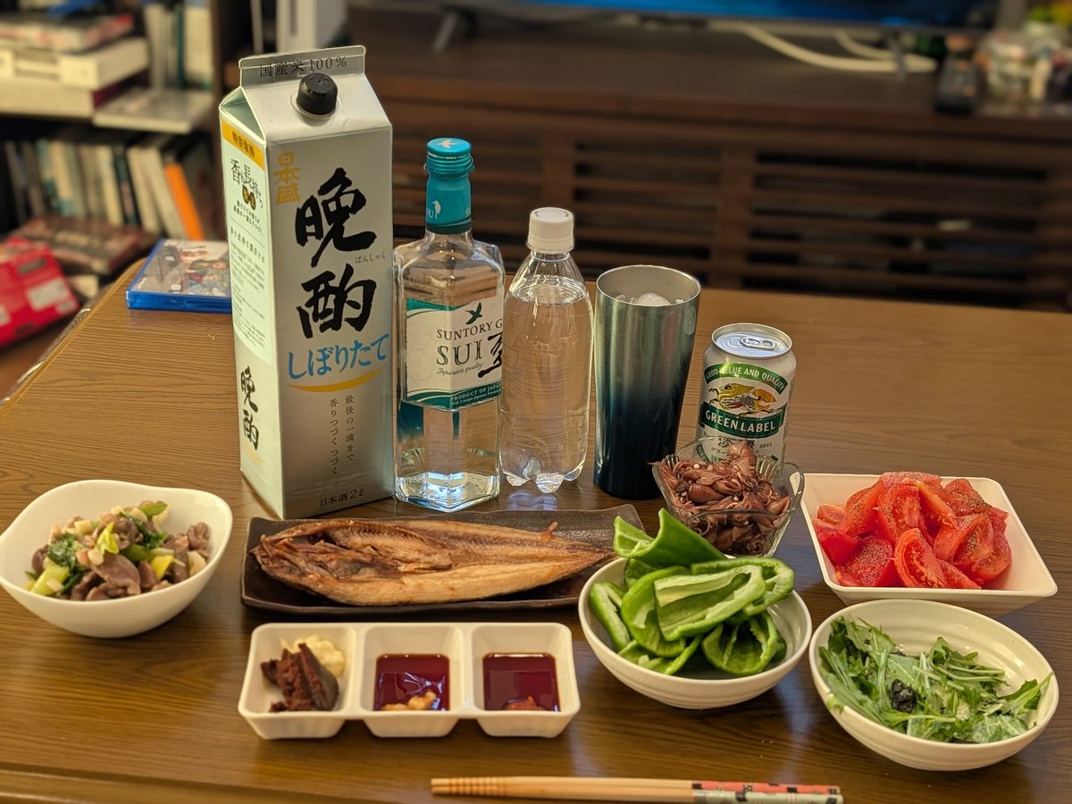 GrK7HyECSCjdSig's tweet photo. ・砂肝とネギのガーリック炒め
・ほっけをただ焼いたもの
・ピーマンを生で食べるやつ
・トマトのカプレーゼ風
・水菜のサラダ
・ホタルイカの刺身

２日連続で似たような感じですけど、ヘルシーに晩酌しないとなのでこんなんです。
お疲れ様です。
乾杯🍻 https://t.co/zEAfUvqtJb