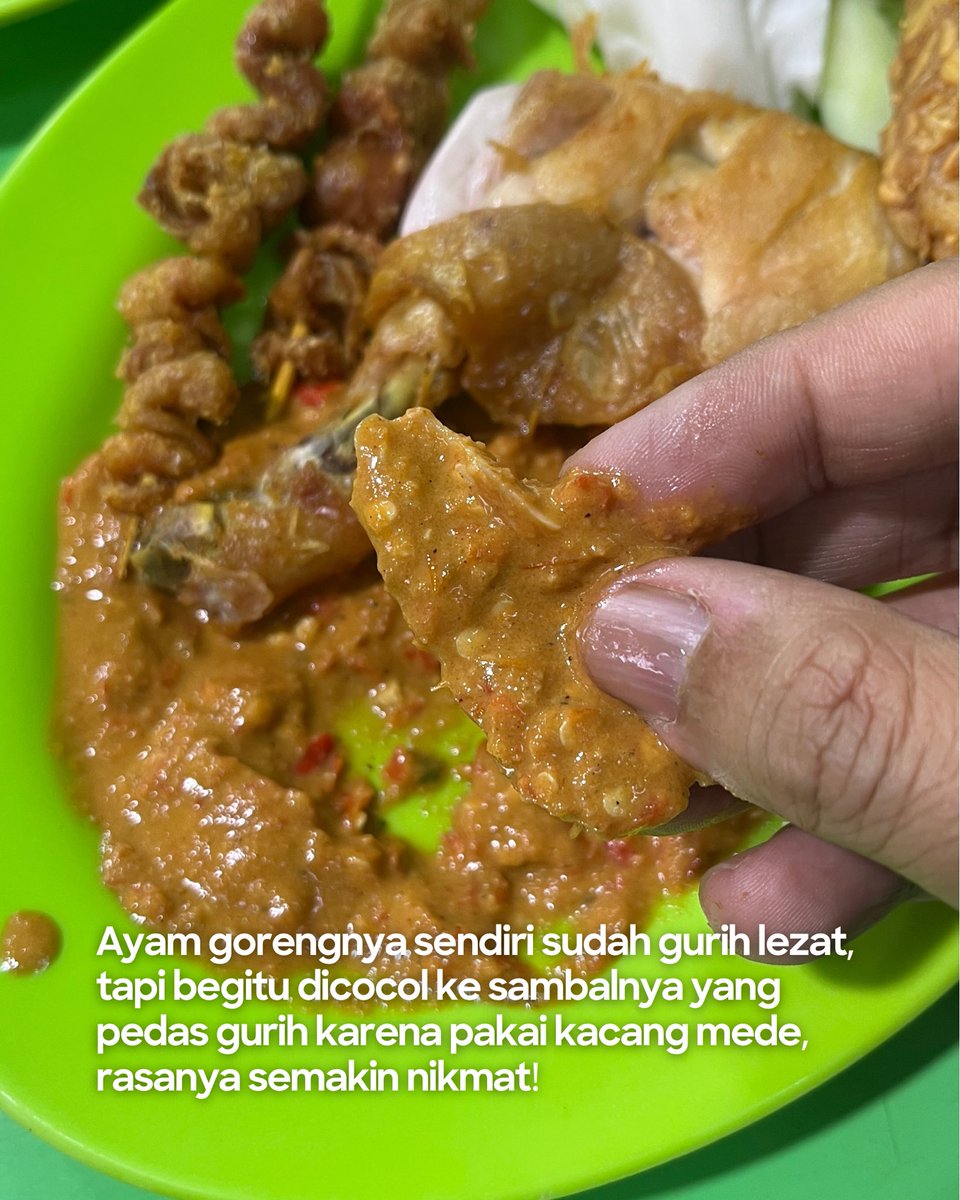 drhaltekehalte's tweet image. Sudah beberapa lama HalteMin kepingin makan di kedai ayam goreng legendaris di depan Pasar Tebet Barat ini karena sambal kacang medenya nikmat!