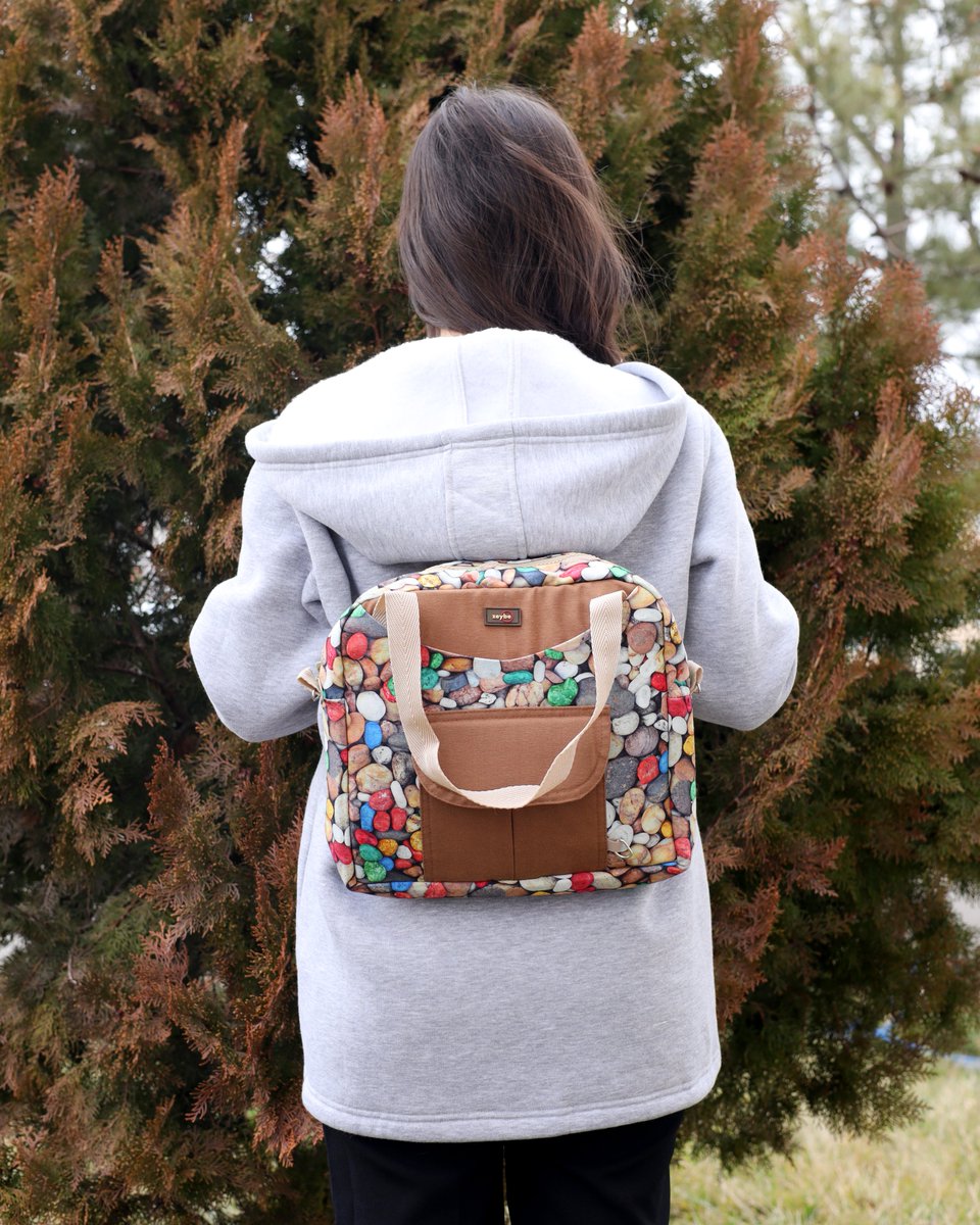 Renkli taş desenli bu çanta; enerjik görünümüyle dikkat çekerken, geniş iç hacmi ve çok bölmeli yapısıyla günlük kullanımda güçlü bir düzen sunar.  
🌐 Online sipariş: zeybe.com.tr
📞 İletişim: 0531 397 31 21

#zeybe #günlükkullanım #elçantası #fonksiyoneltasarımlar