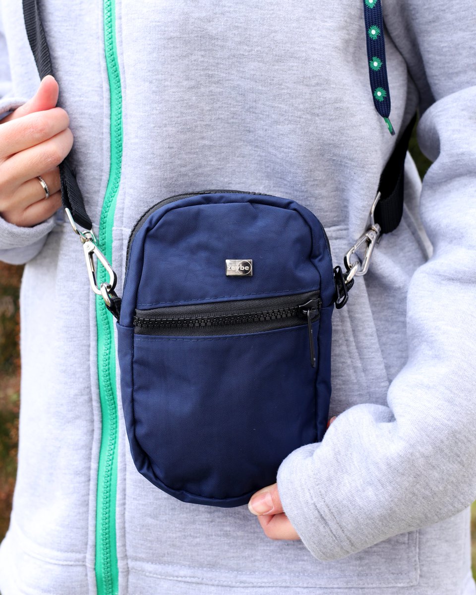 Çapraz askılı mini çanta; telefon, kartlık, anahtar ve temel ihtiyaçlar için ideal hacim sunar. Çok bölmeli yapısı sayesinde küçük eşyalar dağılmaz, fermuarlı bölmesi güvenli kullanım sağlar.
🌐 Online sipariş: zeybe.com.tr

📞 İletişim: 0531 397 31 21

#zeybe