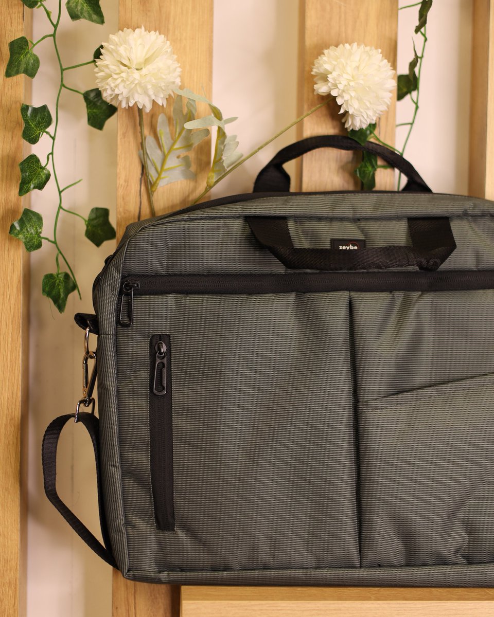 Bilgisayar çantası; destekli yapısı sayesinde cihazınızı güvenle taşır, çok bölmeli tasarımıyla gün boyu düzen sağlar. Ön fermuarlı cep ve dikey yan cep; telefon, şarj aleti ve aksesuarlar için hızlı erişim sunar.
🌐  zeybe.com.tr

📞 İletişim: 0531 397 31 21

#zeybe