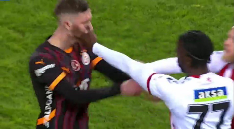 Sane’nin golünü iptal etmek için Atilla Karaoğlan’ı VAR’a çağıran VAR hakemi ile Sivasspor maçında Sallai’ye atılan tokat sonrası hakemi uyarmayan VAR hakemi aynı kişi.

Böyle tesadüf olmaz :)