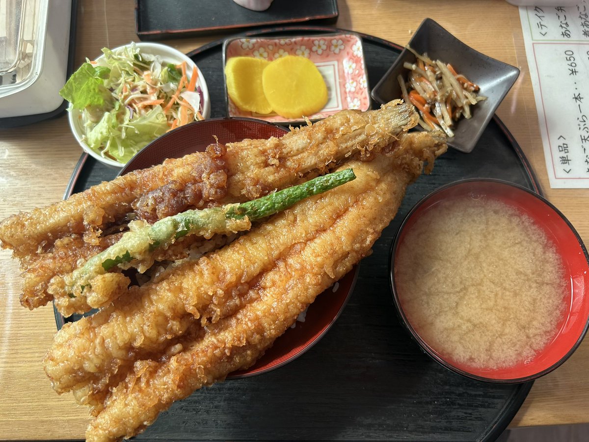 FlatironFV's tweet photo. このはみ出し具合…！🥢
木���津「カモメ食堂」の穴子丼、メニュー写真より実物の方がデカいという「逆写真詐欺」に遭いました
普通は写真より小さいことが多いのに、ここは期待を裏切る大きさ、サクサクふわふわで最高でした♪
#カモメ食堂 #逆写真詐欺 #木更津グルメ #穴子丼 https://t.co/eA8iNk8Yp7