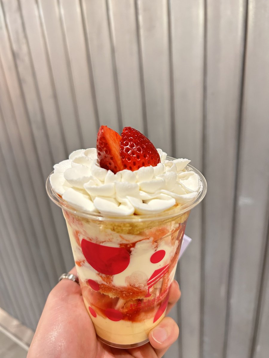 いちごのフルッティーニなるものを喰らいました。おいしかったんで私の