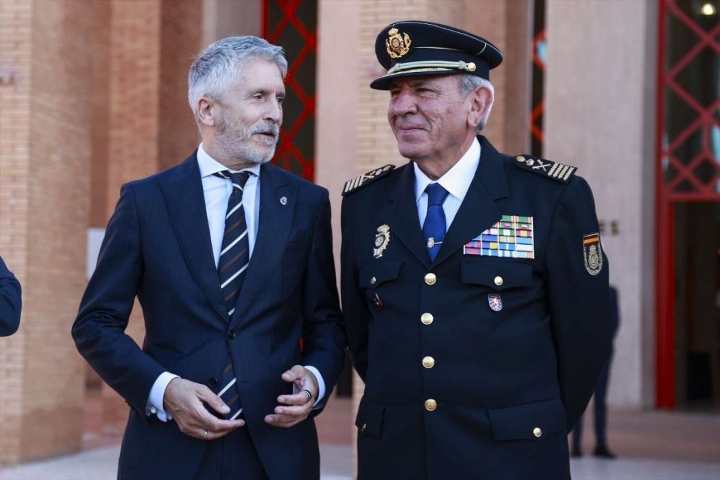 Sobre el papel el guión es golosísimo: el Jefe de la Policía española violó a una subordinada y utilizó a toda la cúpula policial para silenciarla. A cualquier activista antisistema, tanto nacional como antinacional, se le haría la boca agua. El acrónimo ACAB tendría más validez