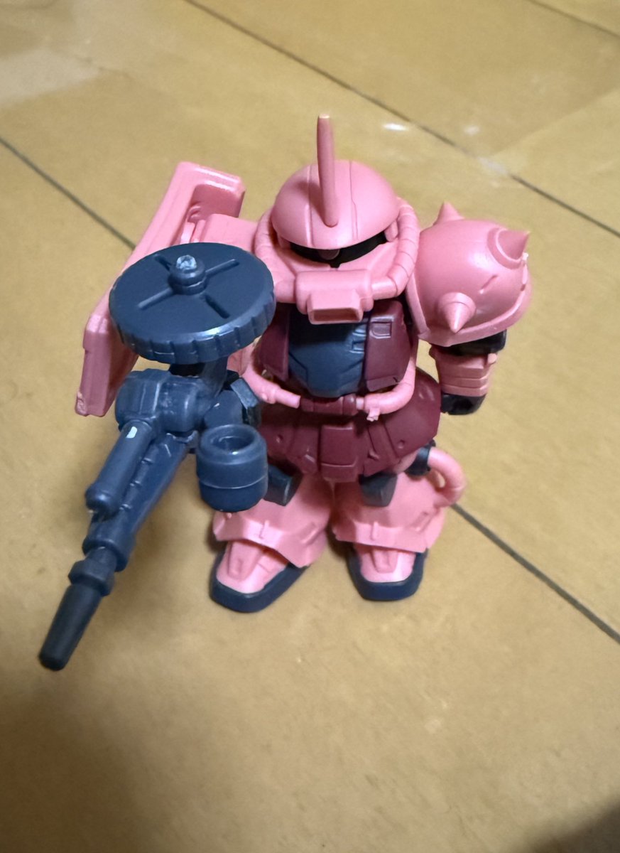 Ha9_Low_'s tweet photo. 彼女にもらったガチャガチャのシャアザク可愛い https://t.co/7dCgiLSnV9