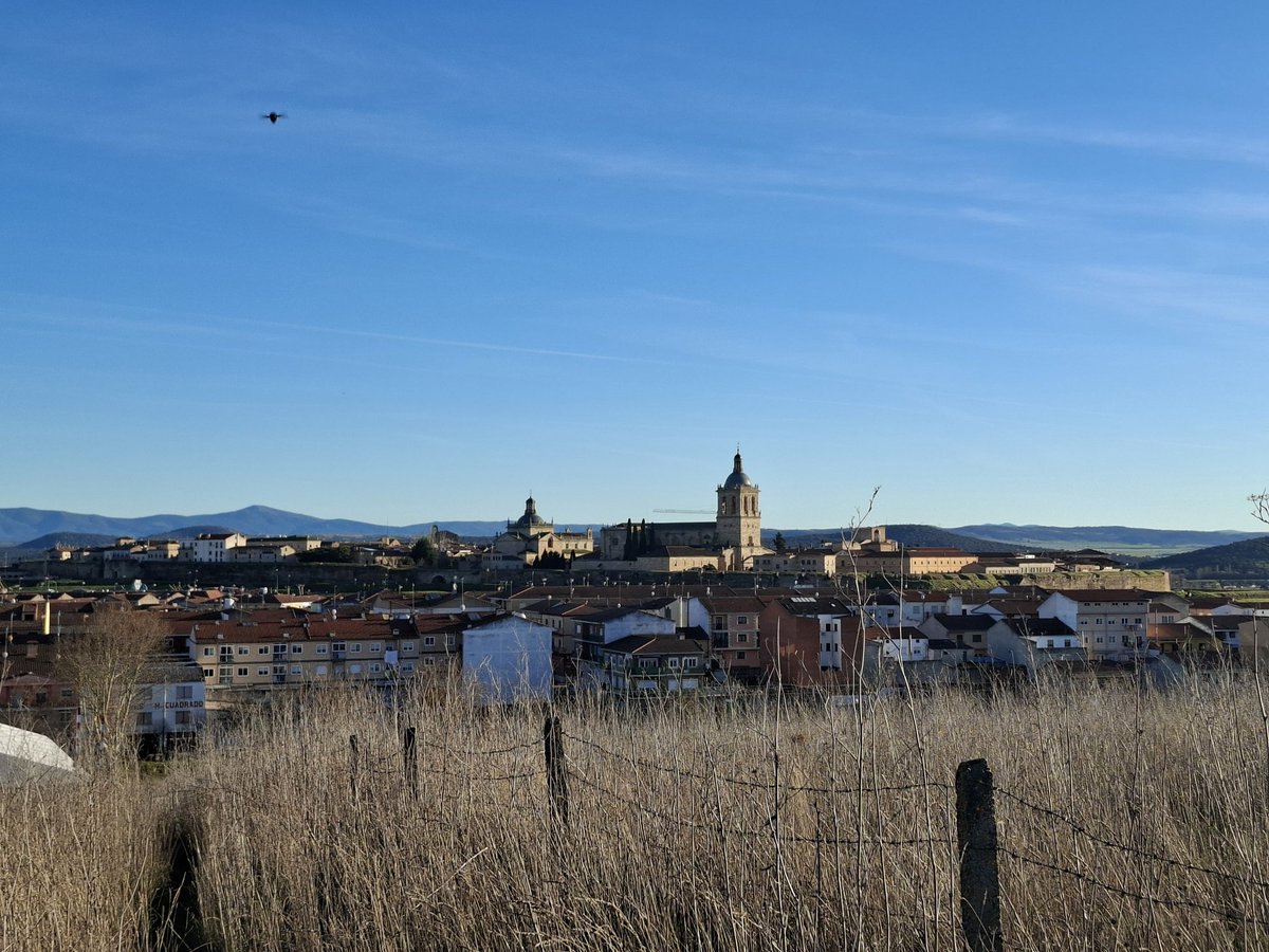 sean_f_scullion's tweet image. Morning! ¡Buenos días! Day 1 visiting #CiudadRodrigo yesterday. Starting at the Great Tesón &amp;amp; moving to the Lesser Breach, finishing at the Greater Breach next to the cathedral. Always a great place to look at siege tactics &amp;amp; how #Wellington conducted the decisive 1812 campaign.