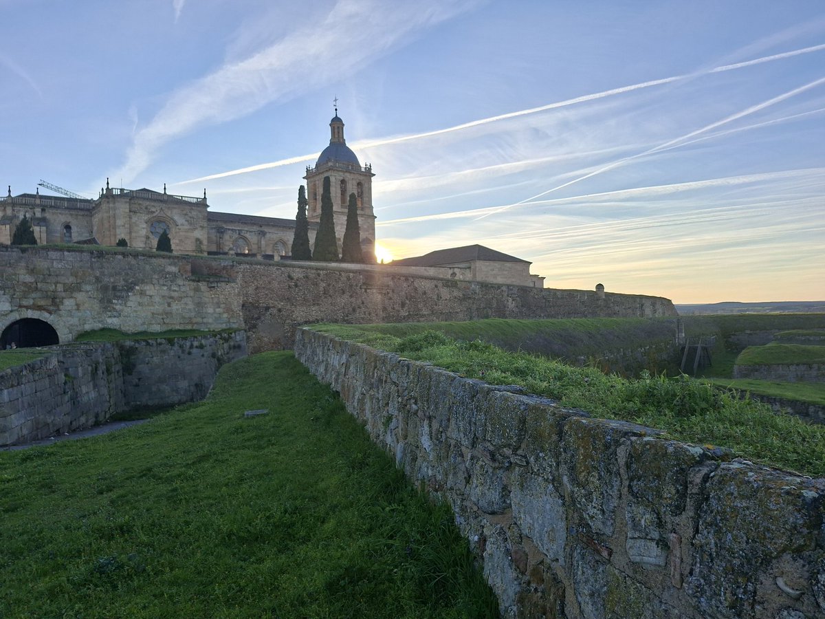 sean_f_scullion's tweet image. Morning! ¡Buenos días! Day 1 visiting #CiudadRodrigo yesterday. Starting at the Great Tesón &amp;amp; moving to the Lesser Breach, finishing at the Greater Breach next to the cathedral. Always a great place to look at siege tactics &amp;amp; how #Wellington conducted the decisive 1812 campaign.