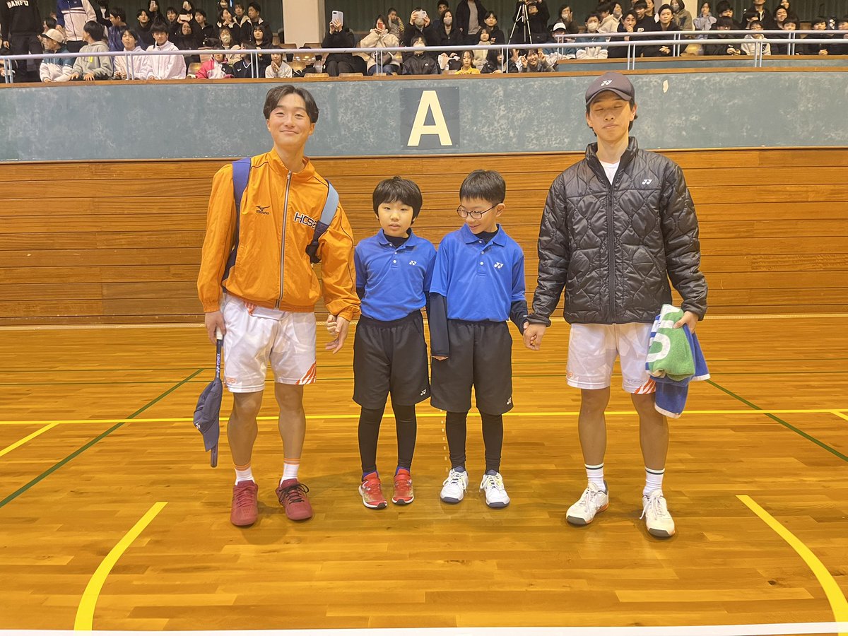 pocket_tennis's tweet photo. 第8回KS杯　男子決勝
伊藤米澤（ヨネックス）vs橋場野本（法政大）

始まります！！！
エスコートキッズと一緒に入場しました🥳 https://t.co/bwkcjNl09T