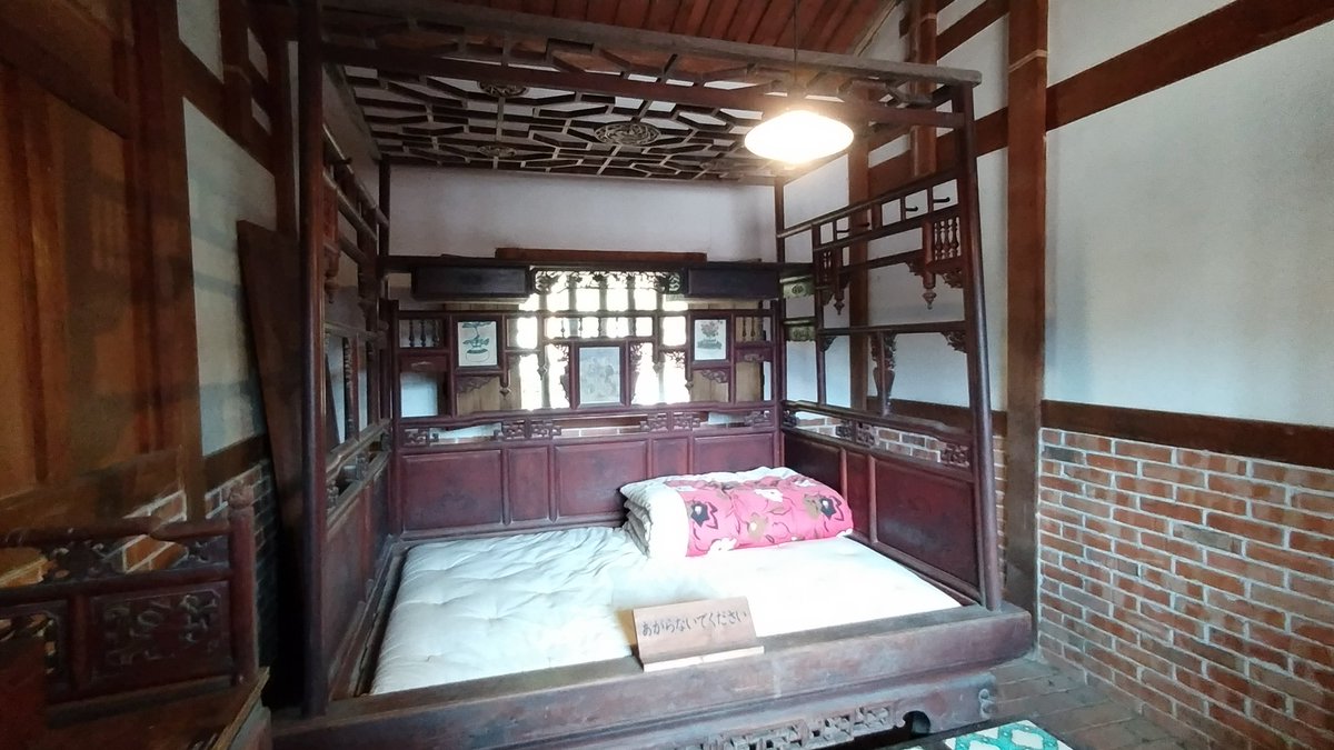 入念に寝台の写真を撮る我…