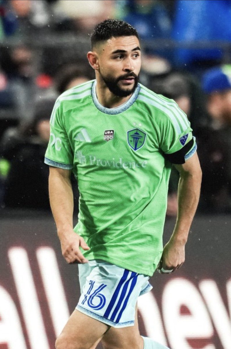 Pretty cool that the Sounders celebrated Alex Roldan’s 250th appearance by putting a 250 patch on their kits for him…