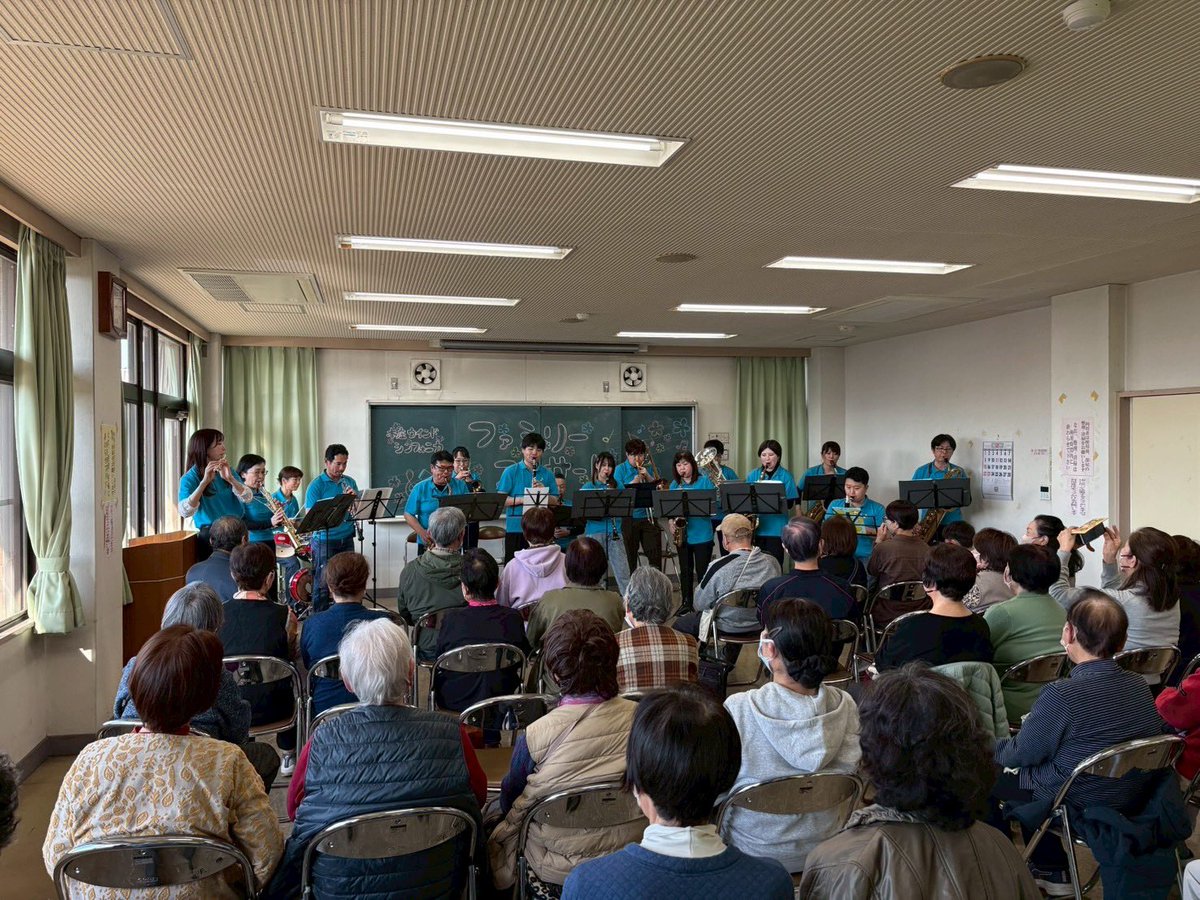 HonjoWindSym's tweet photo. 本庄公民館主催講座「本庄ウインドシンフォニカ　ファミリーコンサート」
満席にて終演いたしました✨

ご来場された皆様、ありがとうございました！
アンコールでは出演メンバー勢揃いでのマツケンサンバⅡ をお送りしました😊

（背景の端にずっといた謎の妖精？は何でしょうか…?）

（中の人①） https://t.co/GeHMTVIr5M