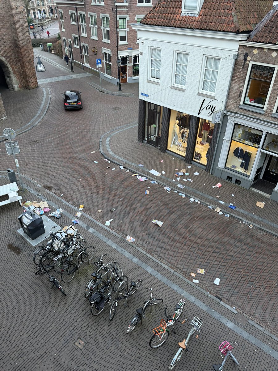 Als confetti ligt het op de grond.. #Sassenstraat <a href="/Gemeente_Zwolle/">Gemeente Zwolle</a> <a href="/ROVA/">ROVA</a> 

Betreft oud papier!