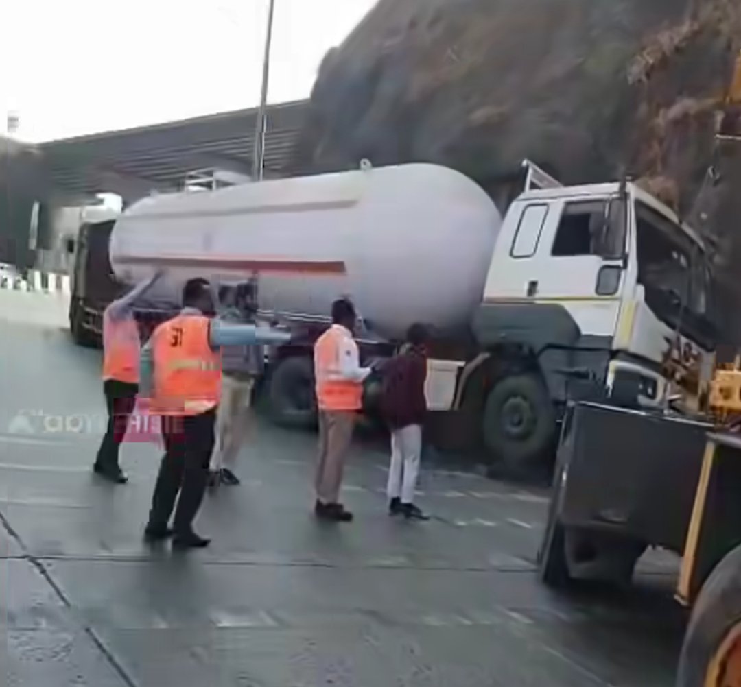 🚨 One more accident of Gas Tanker reported on Mumbai - Pune expressway this morning. Commuters are requested to follow live traffic alerts.