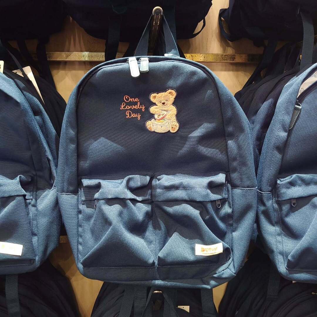 OneLovelyDay】お出かけするダッフィーがデザインされたリュックサック