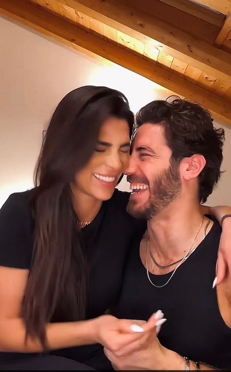 JPagliara23187's tweet image. La loro complicità,il modo in cui si guardano, l'intreccio delle loro mani...chi c'era sa. Amore puro ❤️
#rashmer