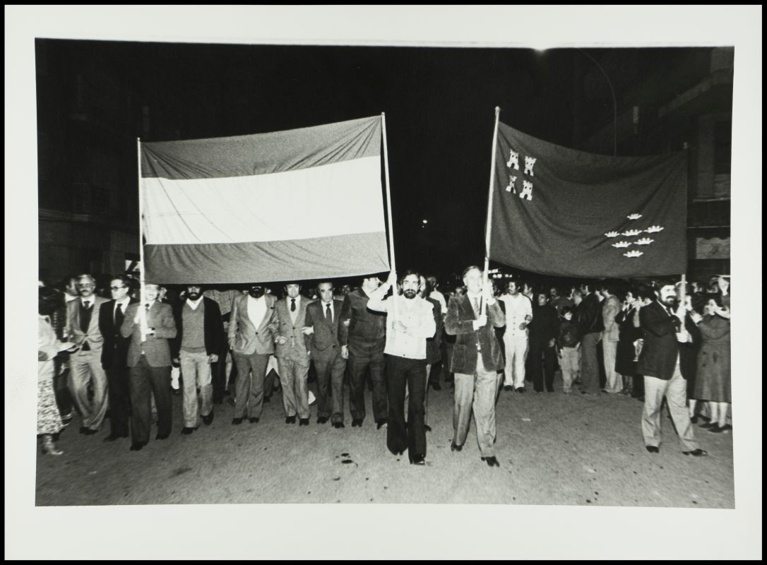 Manifestación en contra del golpe de Estado del #23F y personas que formaban parte de la cabecera, en la que se distingue al presidente del Consejo Regional de Murcia, Andrés Hernández Ros y al dirigente del PCE Pedro Marset (1981)
#AGRM 📸Gabinete de Prensa de la C. Presidencia