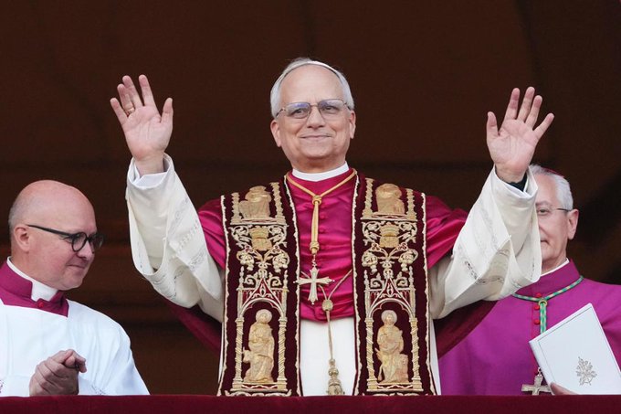 Begleitet von den zehn Oberhäuptern der orthodoxen Kirchen besuchte #Papst #LeoXIV. kurz nach seiner Wahl zum Papst das #Petrusgrab unter dem Petersdom. Dort befindet sich der für ihn angefertigte #Fischerring. War #Petrus tatsächlich der erste Papst in #Rom?  #Vatikan