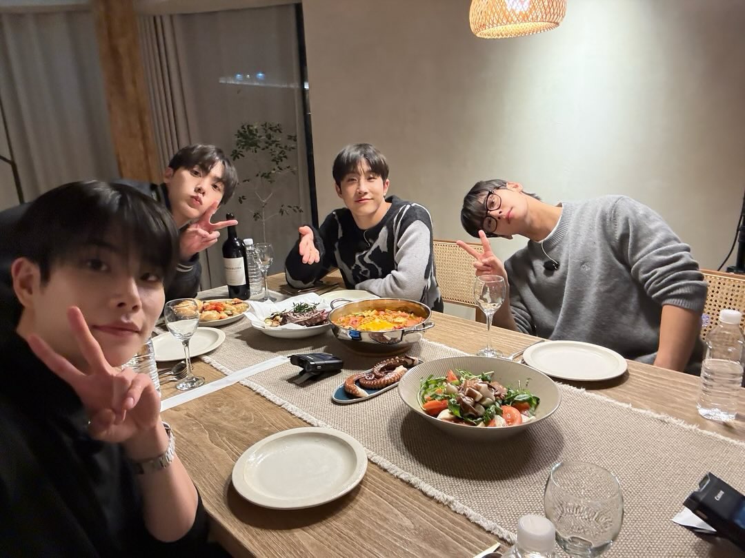 aroha_hsuan's tweet photo. 지난해 ASTRO 9주년 때, 차은우가 점점 예전처럼 반짝반짝 빛나는 눈빛을 되찾아가는 모습을 보며, 마음이 정말 감동적이면서도 안도감이 들었어요.
4번째 투어 콘서트에서 그렇게 즐겁게 웃고 뛰노는 모습을 보던 그 순간, 온 세상이 환하게 밝아진 것만 같았어요✨ https://t.co/RlI6EIhIpY