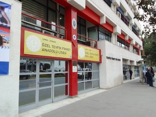 📢İzmir'de Tevfik Fikret Okulları'nda her sınıftan 2'şer öğrenci dersten çıkarılarak müfettiş tarafından sorguya çekildi. 

Sıra arkadaşlarımıza 
"Okulda din dersi işleniyor mu?", 
"Evde ve sokakta cumhurbaşkanımıza hakaret duyuyor musunuz", 
"Din dersinde başka bir ders