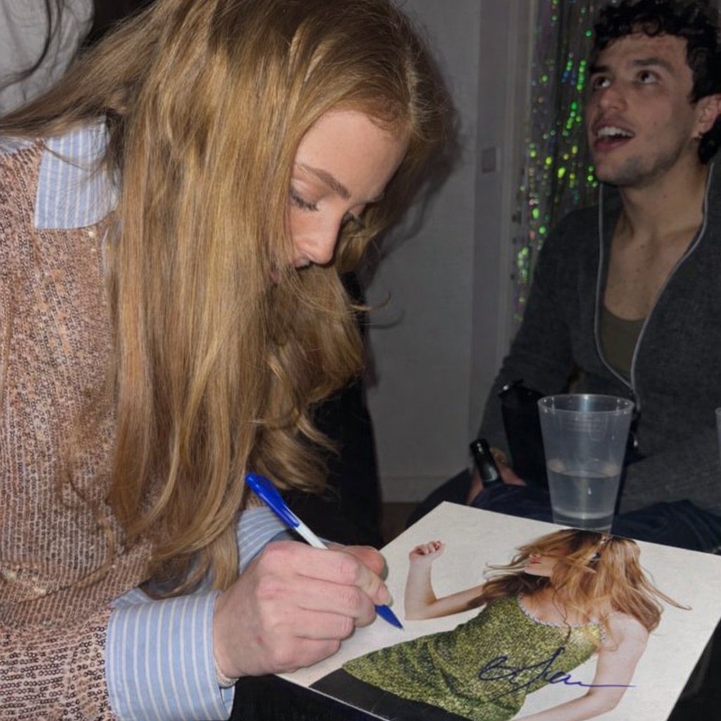 tinho pidiéndole un autógrafo a olivia