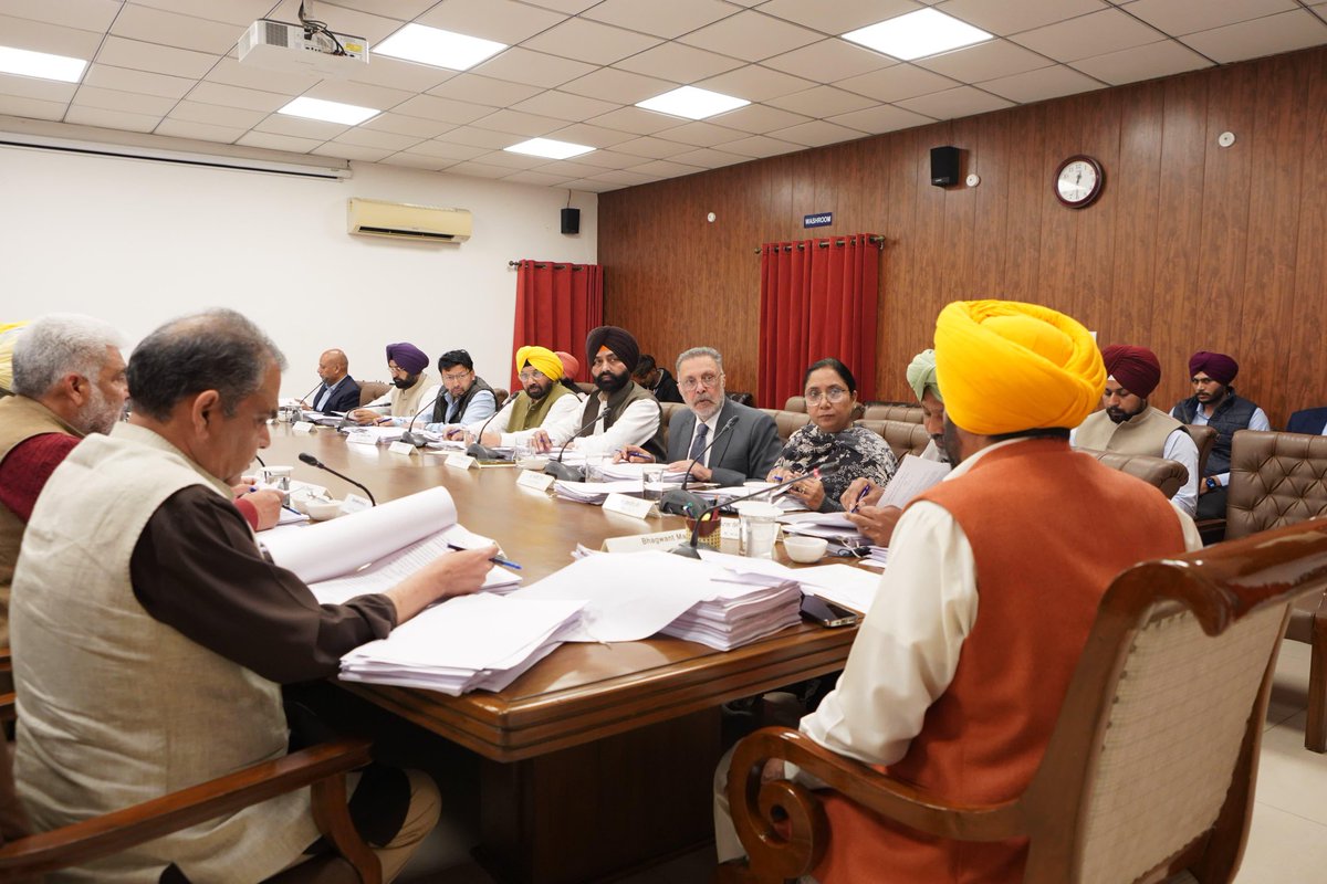 ਅੱਜ ਚੰਡੀਗੜ੍ਹ ਵਿਖੇ ਪੰਜਾਬ ਕੈਬਨਿਟ ਦੀ ਮੀਟਿੰਗ ਸੱਦੀ ਗਈ, ਜਿਸ ਵਿੱਚ ਕਈ ਅਹਿਮ ਫ਼ੈਸਲੇ ਲਏ ਗਏ।
 
👉 'ਮੇਰੀ ਰਸੋਈ ਸਕੀਮ' ਤਹਿਤ ਪੌਸ਼ਟਿਕ ਖੁਰਾਕ ਆਮ ਲੋਕਾਂ ਤੱਕ ਪਹੁੰਚਾਉਣ ਨੂੰ ਮਨਜ਼ੂਰੀ 
👉 PSIEC 'ਚ OTS ਸਕੀਮ ਜੂਨ 2026 ਤੱਕ ਵਧਾਉਣ ਨੂੰ ਪ੍ਰਵਾਨਗੀ 
👉 ਪੰਜਾਬ ਦੇ ਨੈਸ਼ਨਲ ਹਾਈਵੇ 'ਤੇ ਮਿੱਟੀ ਦੀ ਡੀ-ਸਿਲਟਿੰਗ ਨੂੰ ਮਨਜ਼ੂਰੀ
👉