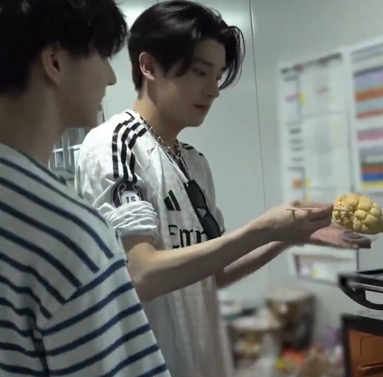 เมื่อบี๋อยากได้เสื้อมาดริด ผมก็ต้องซื้อเสื้อมาดริดให้กับบี๋ ไปครับอ้วน