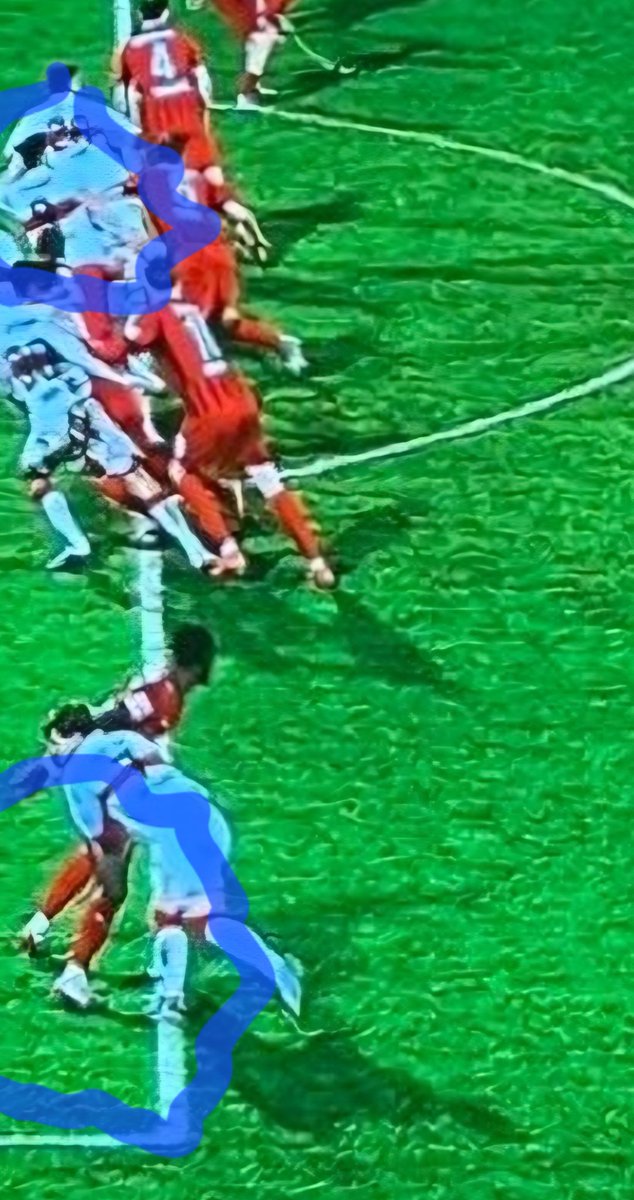 Apropos bodenlose Sauerei.Bei Demirovic ist der Kopf das vorderste Körperteil,das ein reguläres Tor erzielen kann. Ganz unten sind die Füße des Heidenheimers auf gleicher Höhe mit dem Kopf von Demirovic.Entweder wurde der übersehen oder falsch gemessen. Punkt. 
#VfB #FCHVfB #DFB