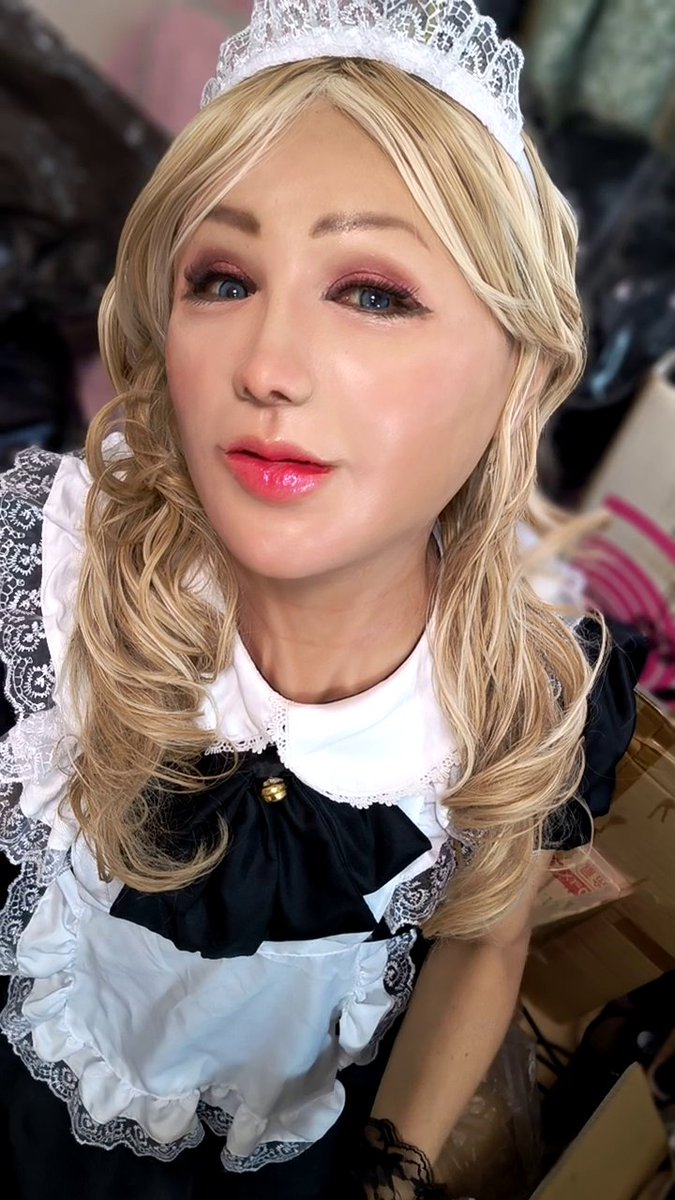 メイド服コスプレ
奥さんに着てくれてと頼んでも断固拒否されるので
仕方なくオヤジの自分が着てみました。
ん、もしかして奥さんが着た時よりかわいいかも？

#femalemask #フィメールマスク #皮モノ