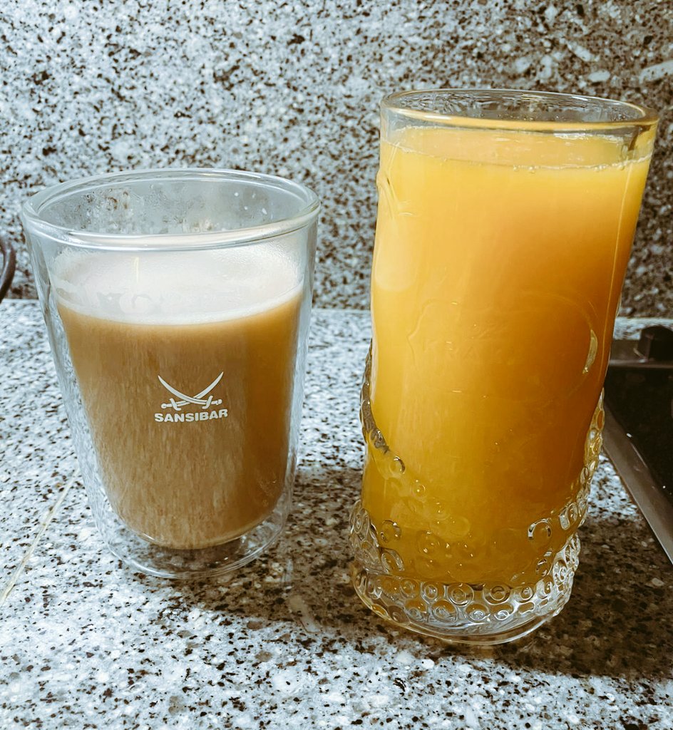 SullyTheJolly's tweet photo. kaffee und frisch gepresster orangensaft. 

weil mein profil eine breite palette an unterhaltung bietet.

und definitiv nicht weil ich was posten wollte, aber keine bessere idee hatte. https://t.co/mdFG5wEzuc