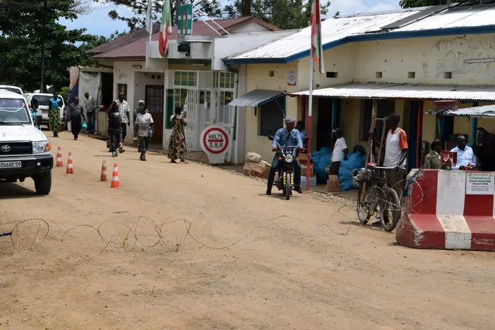 🔴 La frontière entre le #Burundi et la #RDC, du côté #Gatumba, rouvre ce 23.02.2026, après sa fermeture en Déc. 2025 suite à la prise d'#Uvira par le M23.

La circulation des personnes et des biens se déroule normalement, et les agents de l’<a href="/OBR_BI/">Office Bdais des Recettes</a> sont de nouveau opérationnels.