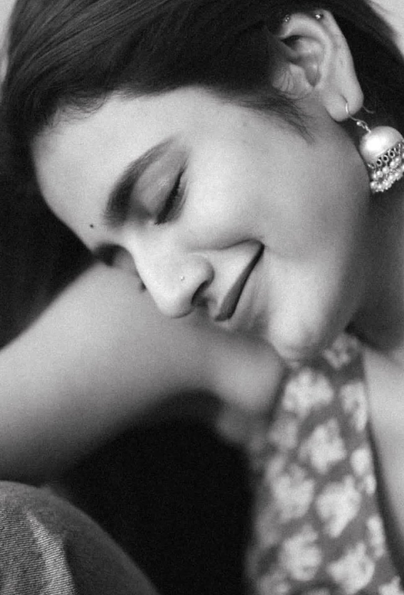 अच्छी खासी बैठी बैठी गुम हो जाती हूँ
मैं अक्सर मैं नहीं रहती तुम हो जाती हूँ।

शुभ संध्या साथियों।