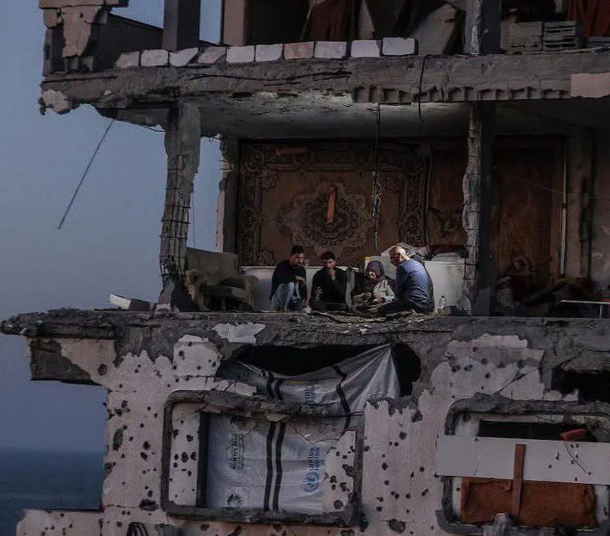 افطار خانواده فلسطینی در محله «شیخ عجلین» در غرب غزه
مردم غزة بیش از دیگر مسلمانان قدر لحظات افطار ماه مبارک رمضان را می‌دانند. 
#بهار_رحمت 
#ماه_بندگی